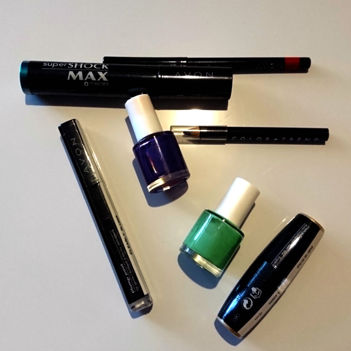 Avon make up bundle Giveaway prize (everything in the pic is listed below)