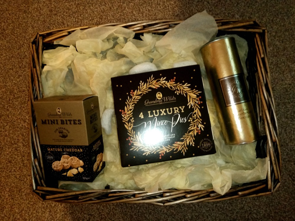 The top layer of the hamper