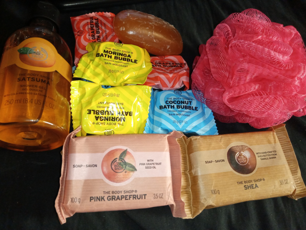 Body Shop bath and shower bundle - items listed below