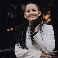 Author Vivian Santos